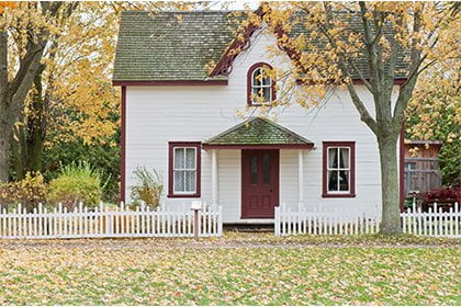 Une maison avec des bois autours