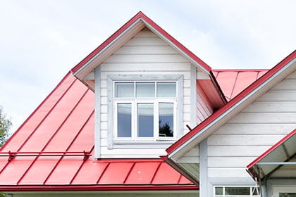 maison avec un toit rouge: un endroit à calfeutrer